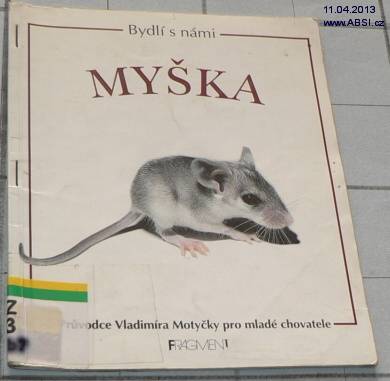 BYDLÍ S NÁMI MYŠKA