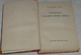 HOSTINEC U KAMENNÉHO STOLU