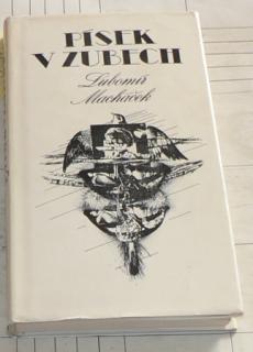 PÍSEK V ZUBECH