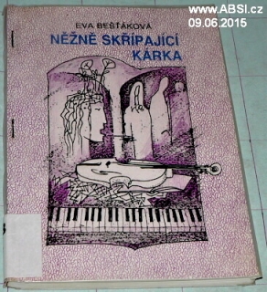 NĚŽNĚ SKŘÍPAJÍCÍ KÁRKA
