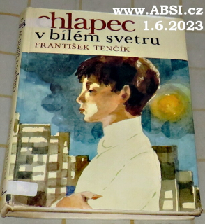 CHLAPEC V BÍLÉM SVETRU